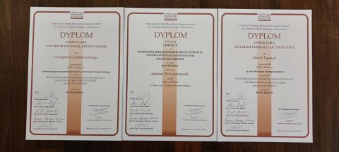 Fantastyczne wieści napłynęły do nas z Warszawy👏🎻❤️! Antoni Trześniewski, uczeń klasy kontrabasu dra Grzegorza Frankowskiego otrzymał🥇 l miejsce podczas bardzo prestiżowego Konkursu Muzycznego Centrum Edukacji Artystycznej "Muzyczna Wiosna" dla uczniów szkół muzycznych ll stopnia. Pan Dr Grzegorz Frankowski i Pani dr Mariia Lynnyk, pracujący nad znakomitym rozwojem Antka jako pedagog przedmiotu głównego oraz pianistka - akompaniatorka również zostali nagrodzeni przez Dyrektora Centrum Edukacji Artystyczn